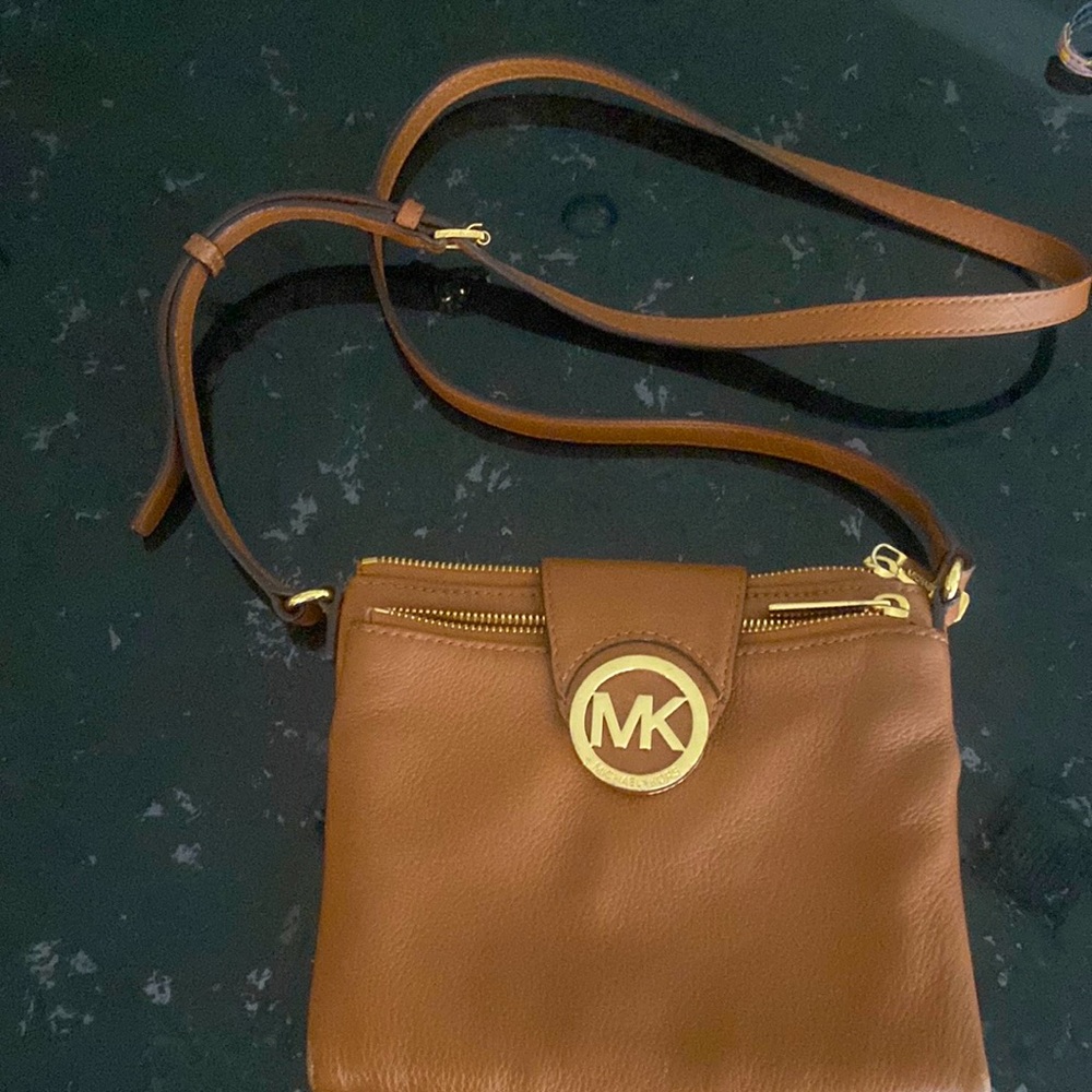 Michael Kors leather crossbody purse. Lots of storage .